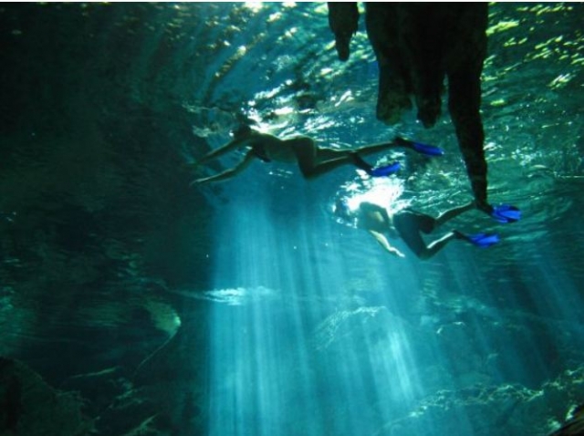 Haciendo snorkel en cenote